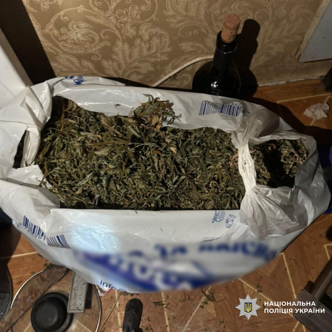 Поліція викрила чоловіка зі збутом наркотиків через пошту на Харківщині