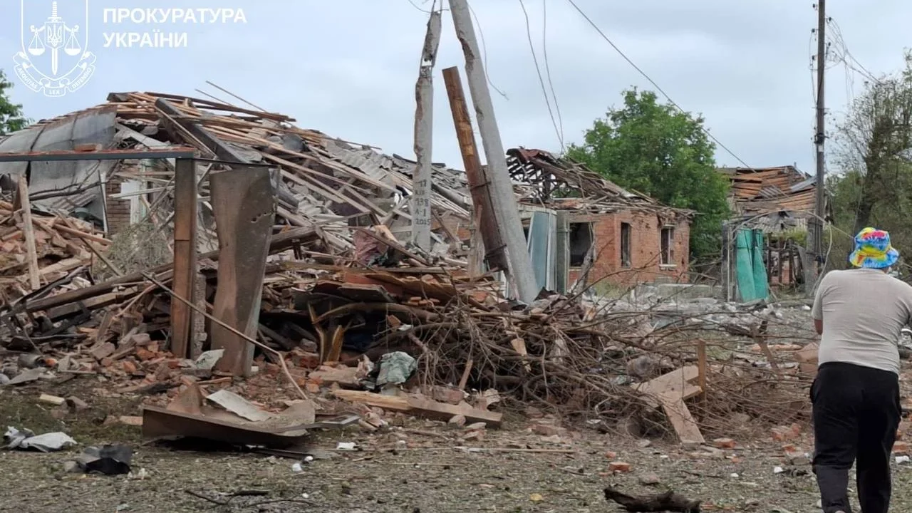 Авіаудар по Харківщині: росіяни скинули авіабомбу на Слатине, загинула жінка (фото)