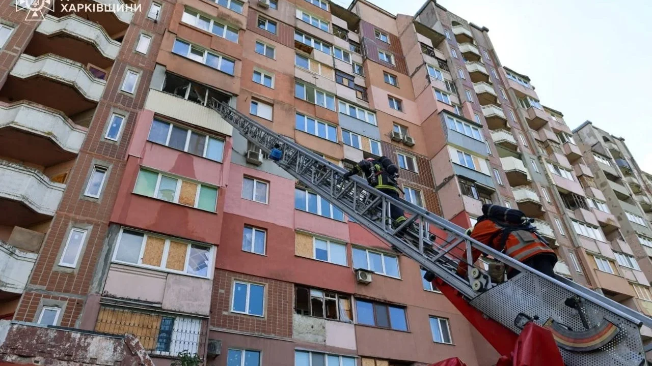 Російський FPV-безпілотник атакував Харків: рятувальники оперативно ліквідували пожежу в житловій багатоповерхівці (відео)