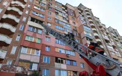 Російський FPV-безпілотник атакував Харків: рятувальники оперативно ліквідували пожежу в житловій багатоповерхівці (відео)