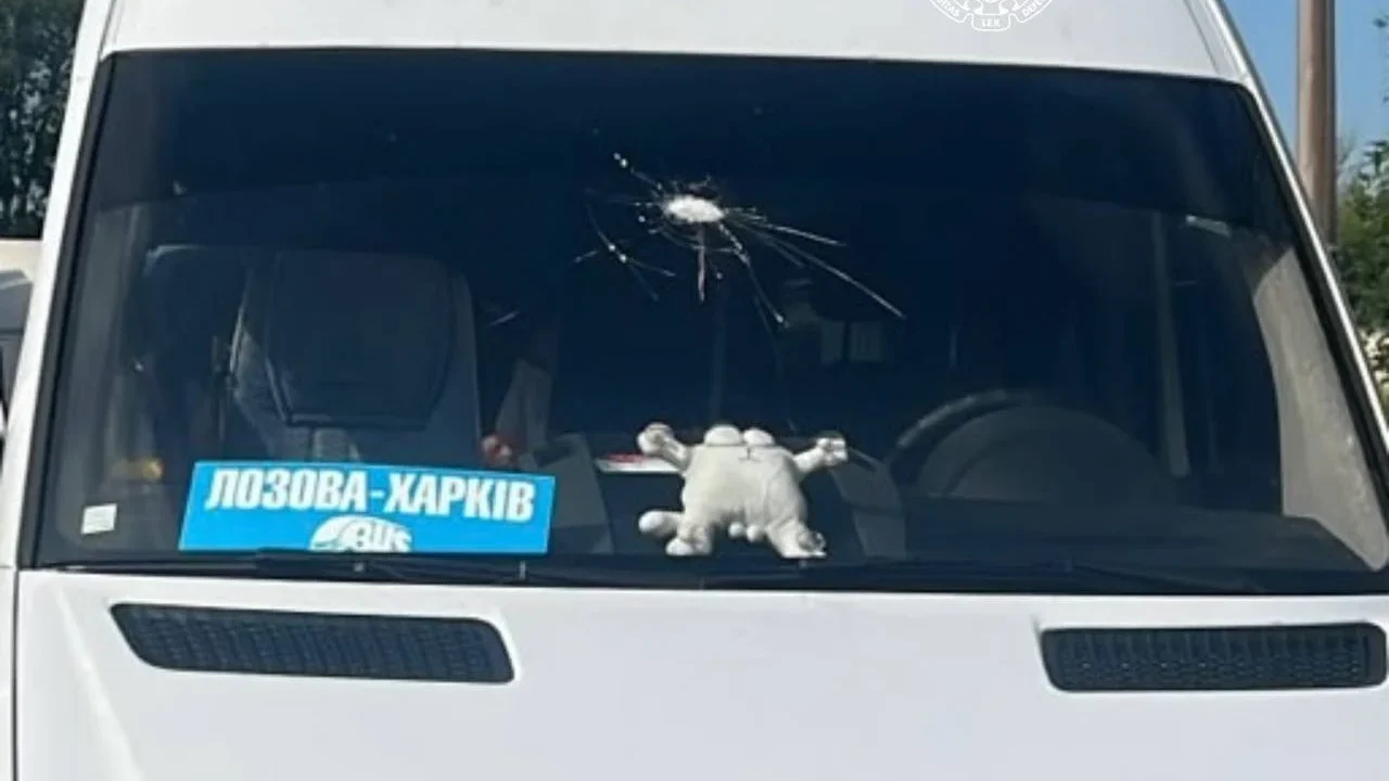 Російський БпЛА атакував передмістя Харкова: пошкоджено мікроавтобус, є постраждалі
