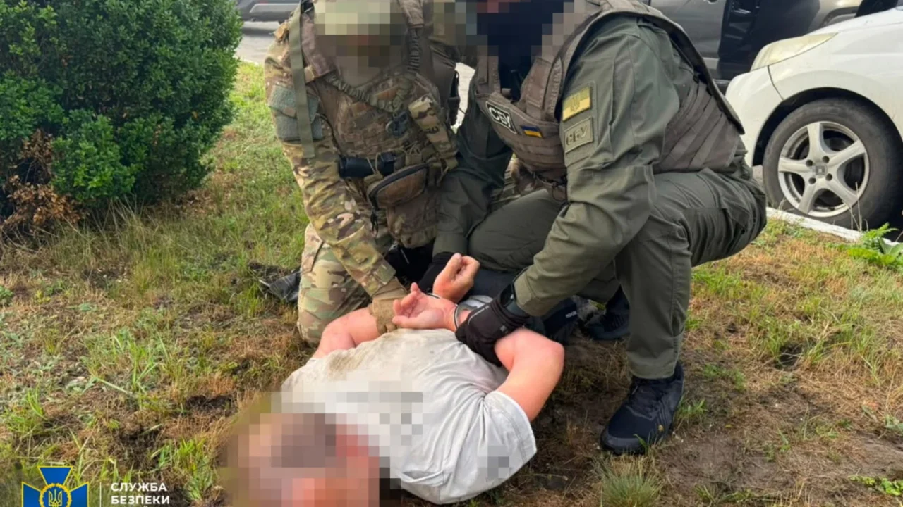 Коригував удари через замасковані камери на деревах: на Харківщині СБУ затримала російського агента