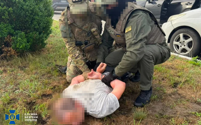 Коригував удари через замасковані камери на деревах: на Харківщині СБУ затримала російського агента