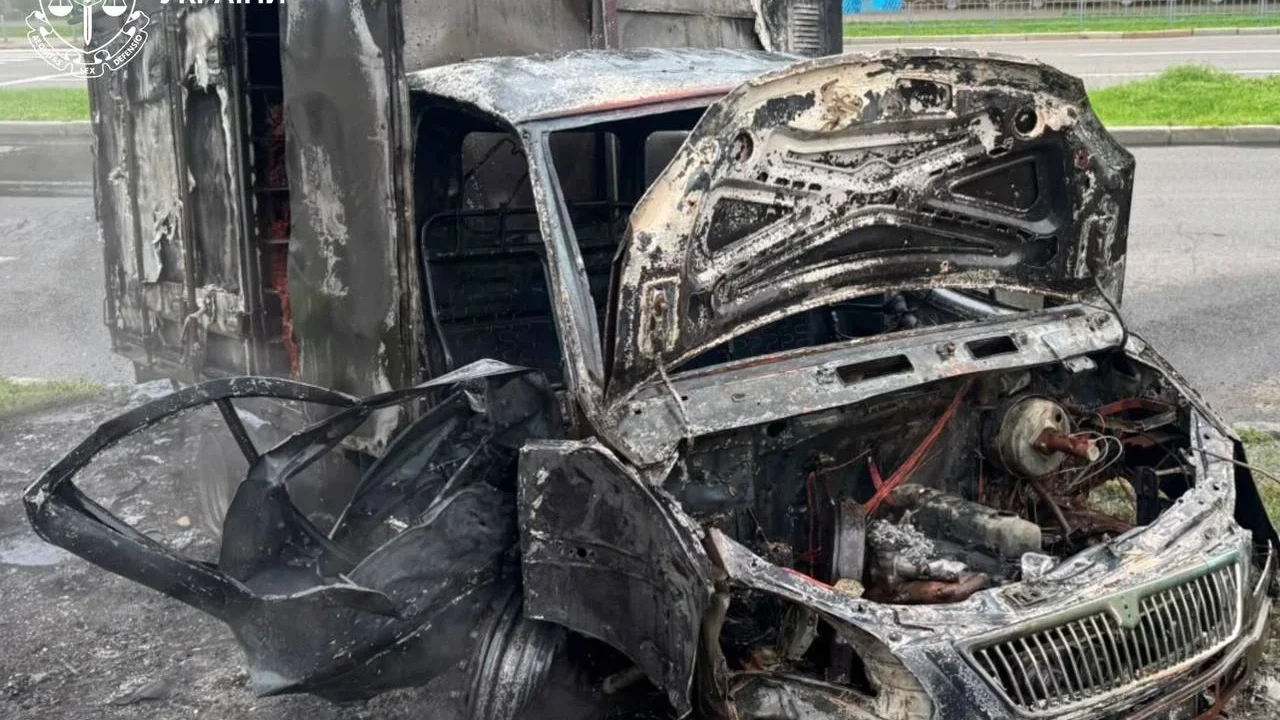 Російський FPV-дрон на оптоволокні влучив в автомобіль хлібокомбінату у Харкові: поранено водія