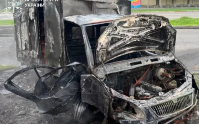 Російський FPV-дрон на оптоволокні влучив в автомобіль хлібокомбінату у Харкові: поранено водія