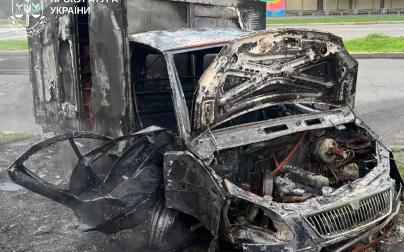 Російський FPV-дрон на оптоволокні влучив в автомобіль хлібокомбінату у Харкові: поранено водія