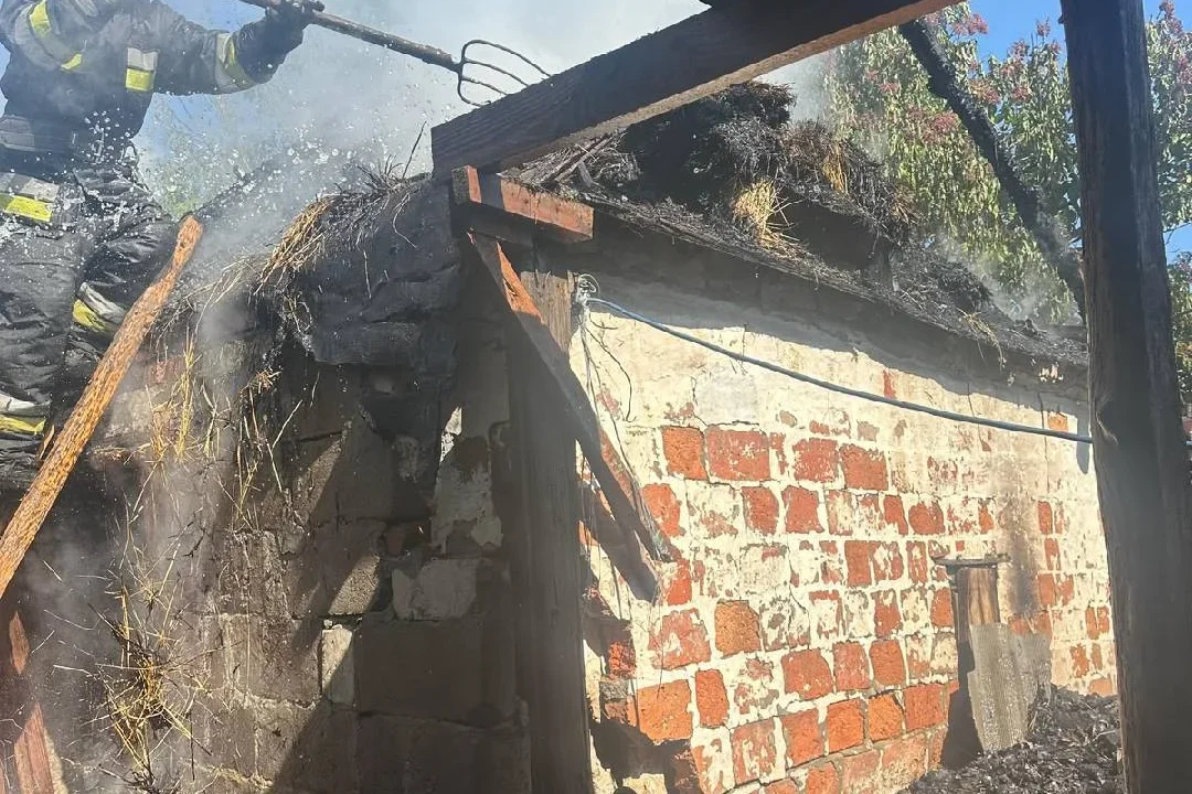 Російський удар по Лозівському району: у вогні опинилася господарча споруда, серед постраждалих — діти