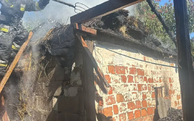 Російський удар по Лозівському району: у вогні опинилася господарча споруда, серед постраждалих — діти