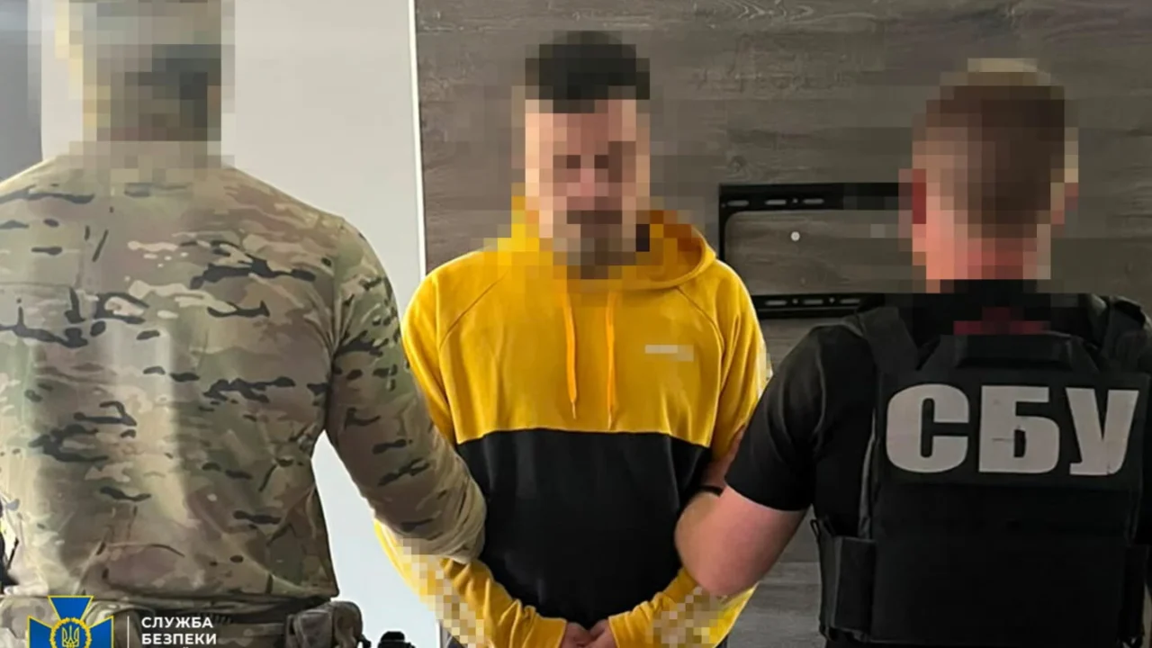 Коригував удари по трасі Полтава – Харків із вікна автобуса: СБУ затримала російського агента