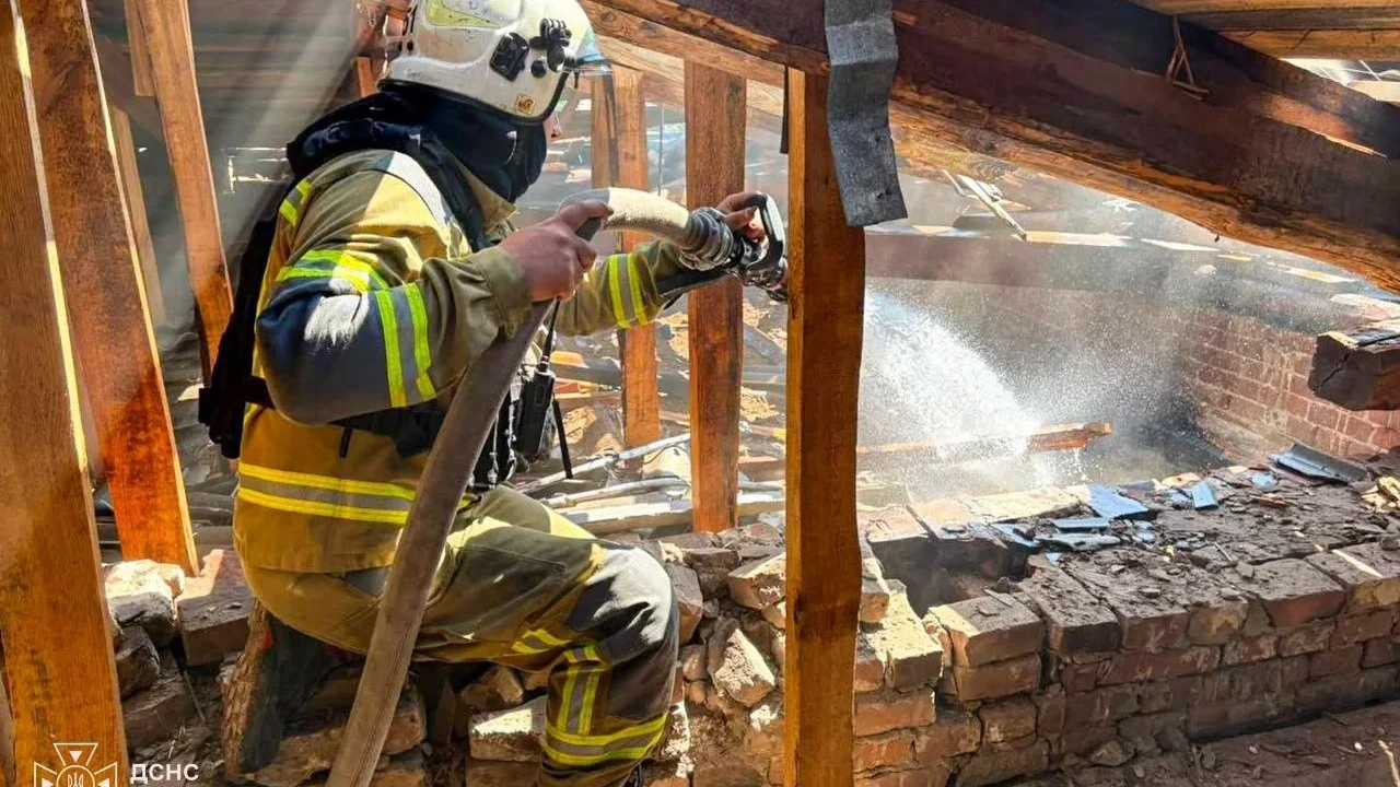 Рятувальники ліквідували пожежу в навчальному закладі Богодухова, спричинену атакою російського БпЛА (фото)