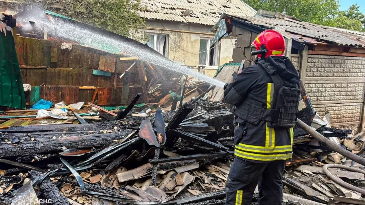 Вогнеборці загасили пожежу після ракетного удару росіян по Балаклії