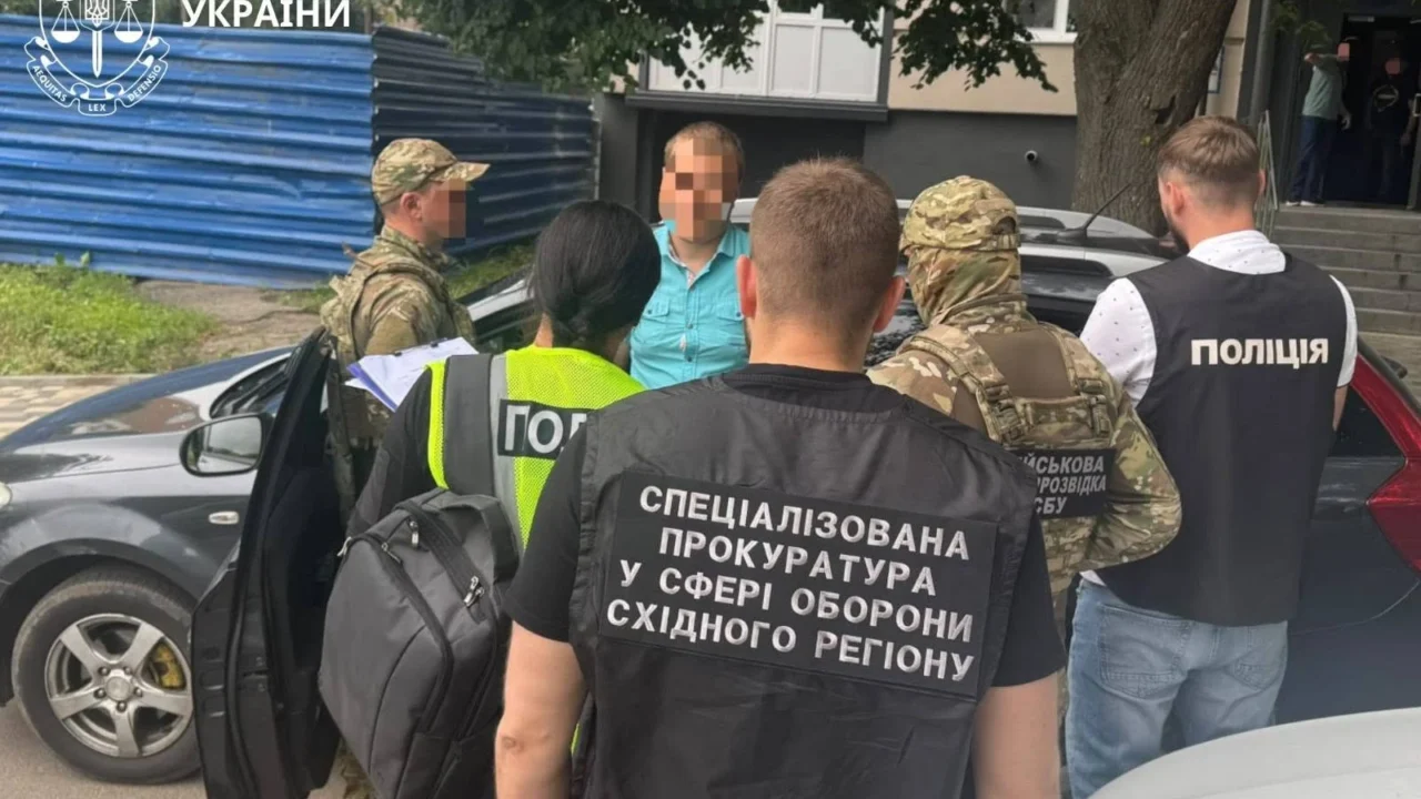 3000 доларів за видалення відомостей про розшук та оформлення відстрочки: у Харкові повідомлено про підозру працівнику РТЦК та СП