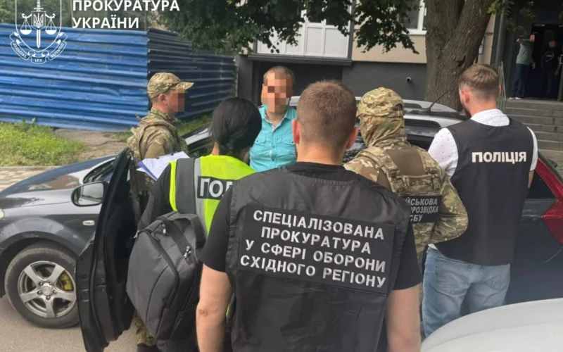 3000 доларів за видалення відомостей про розшук та оформлення відстрочки: у Харкові повідомлено про підозру працівнику РТЦК та СП