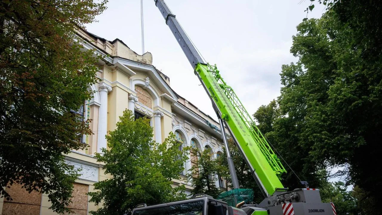 У будівлі Харківського художнього музею стартував перший етап відновлювальних робіт (відео)