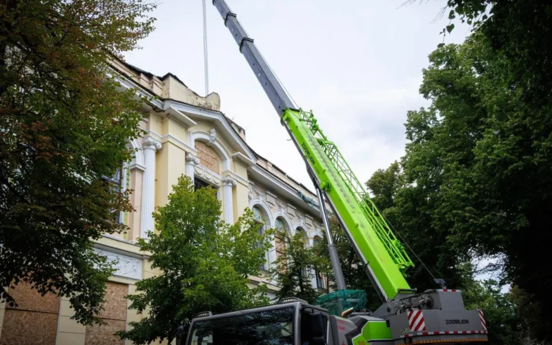 У будівлі Харківського художнього музею стартував перший етап відновлювальних робіт (відео)