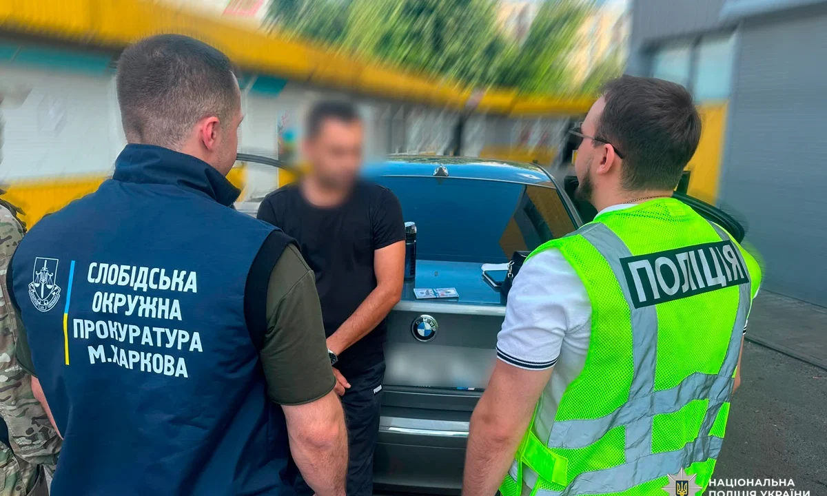 За $8 000 обіцяв незаконний виїзд за кордон: у Харкові затримали організатора схеми для ухилянтів