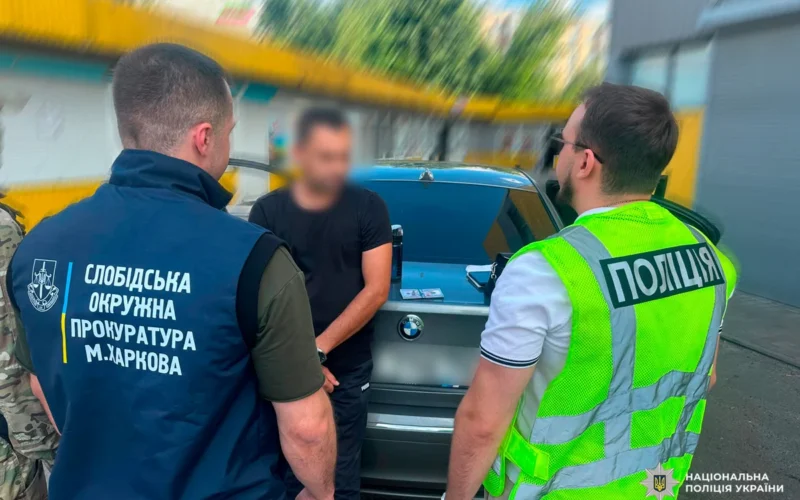 За $8 000 обіцяв незаконний виїзд за кордон: у Харкові затримали організатора схеми для ухилянтів