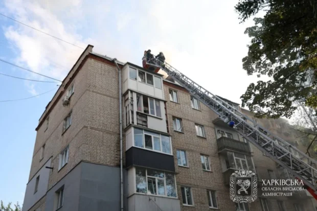 Російський БпЛА влучив у п'ятиповерхівку в Новобаварському районі Харкова: постраждали восьмеро людей 