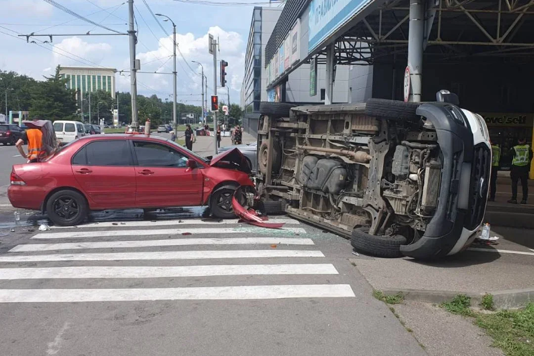 ДТП із перекиданням швидкої: на проспекті Героїв Харкова постраждали водій та парамедик