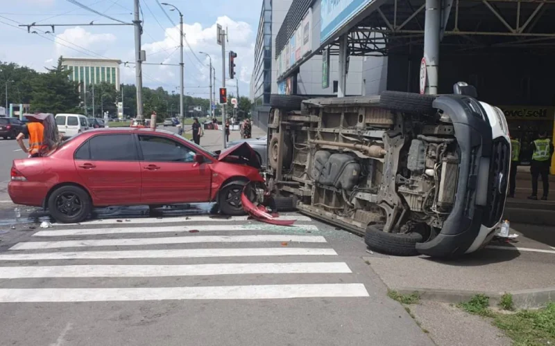 ДТП із перекиданням швидкої: на проспекті Героїв Харкова постраждали водій та парамедик
