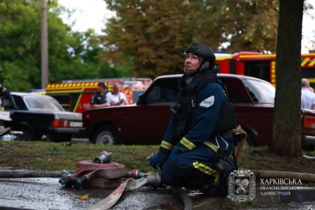 Російський БпЛА влучив у п'ятиповерхівку в Новобаварському районі Харкова: постраждали восьмеро людей 