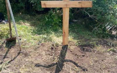 На Харківщині вбитого росіянами пенсіонера поховали у власному дворі (фото)