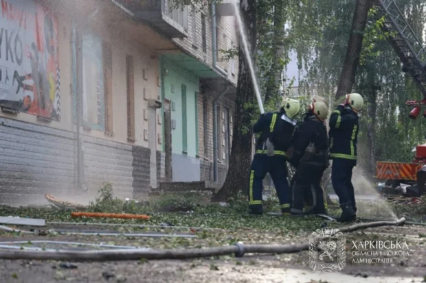 Російський БпЛА влучив у п'ятиповерхівку в Новобаварському районі Харкова: постраждали восьмеро людей 