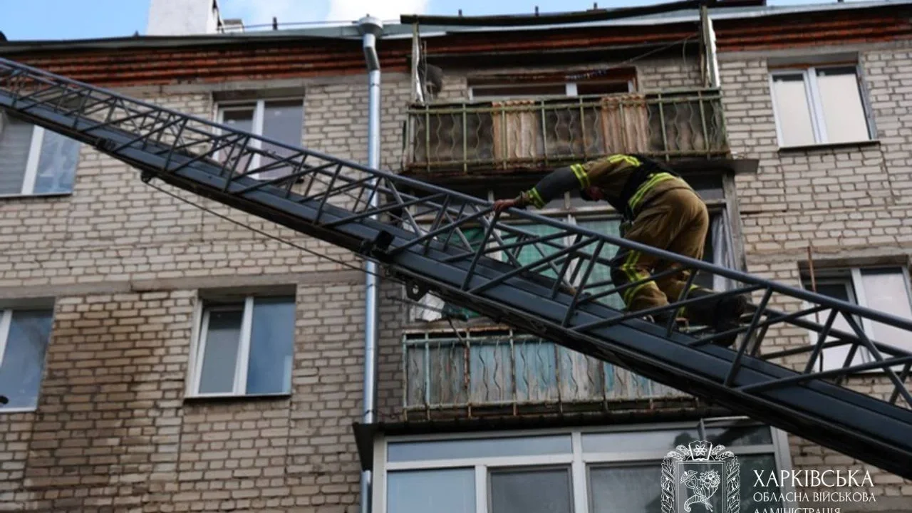 Російський БпЛА влучив у п’ятиповерхівку в Новобаварському районі Харкова: постраждали восьмеро людей (фото)