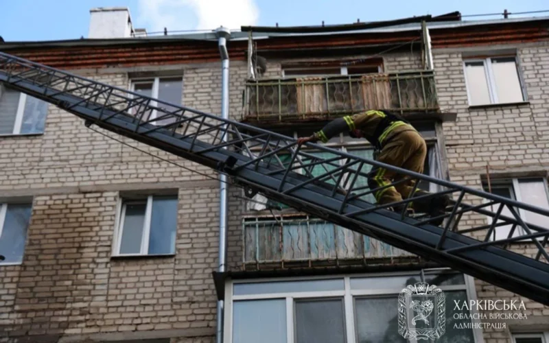 Російський БпЛА влучив у п’ятиповерхівку в Новобаварському районі Харкова: постраждали восьмеро людей (фото)