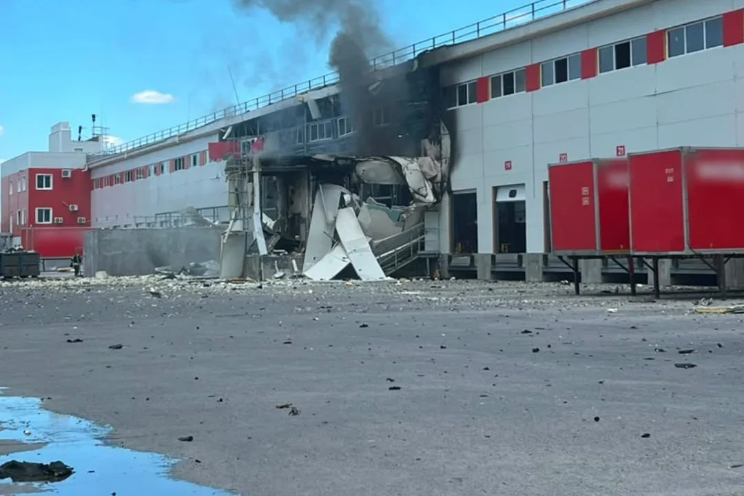 Росіяни завдали ракетного удару по терміналу поштового оператора в передмісті Харкова: є загиблі та поранені (фото)