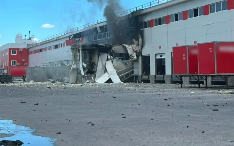 Росіяни завдали ракетного удару по терміналу поштового оператора в передмісті Харкова: є загиблі та поранені (фото)