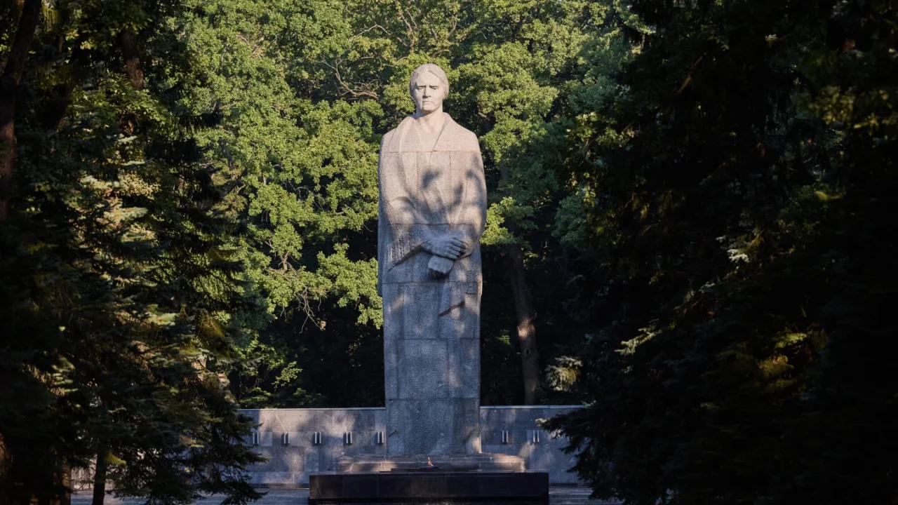 У Харкові до Дня міста та Дня визволення поклали квіти до Меморіалу Слави (фото)