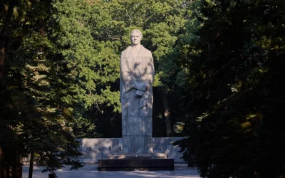 У Харкові до Дня міста та Дня визволення поклали квіти до Меморіалу Слави (фото)