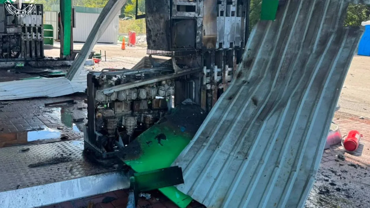 Росіяни атакували дві АЗС у Харкові: спалахнула пожежа, поранено відвідувача та оператора (відео)