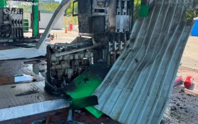 Росіяни атакували дві АЗС у Харкові: спалахнула пожежа, поранено відвідувача та оператора (відео)
