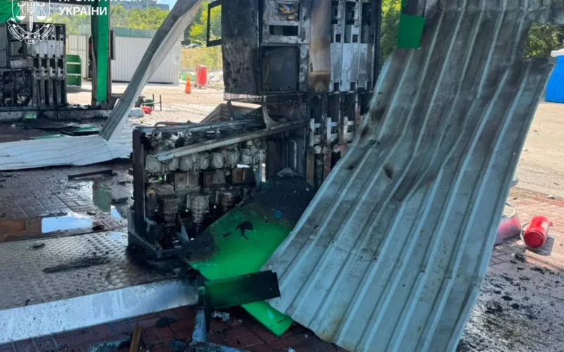 Росіяни атакували дві АЗС у Харкові: спалахнула пожежа, поранено відвідувача та оператора (відео)