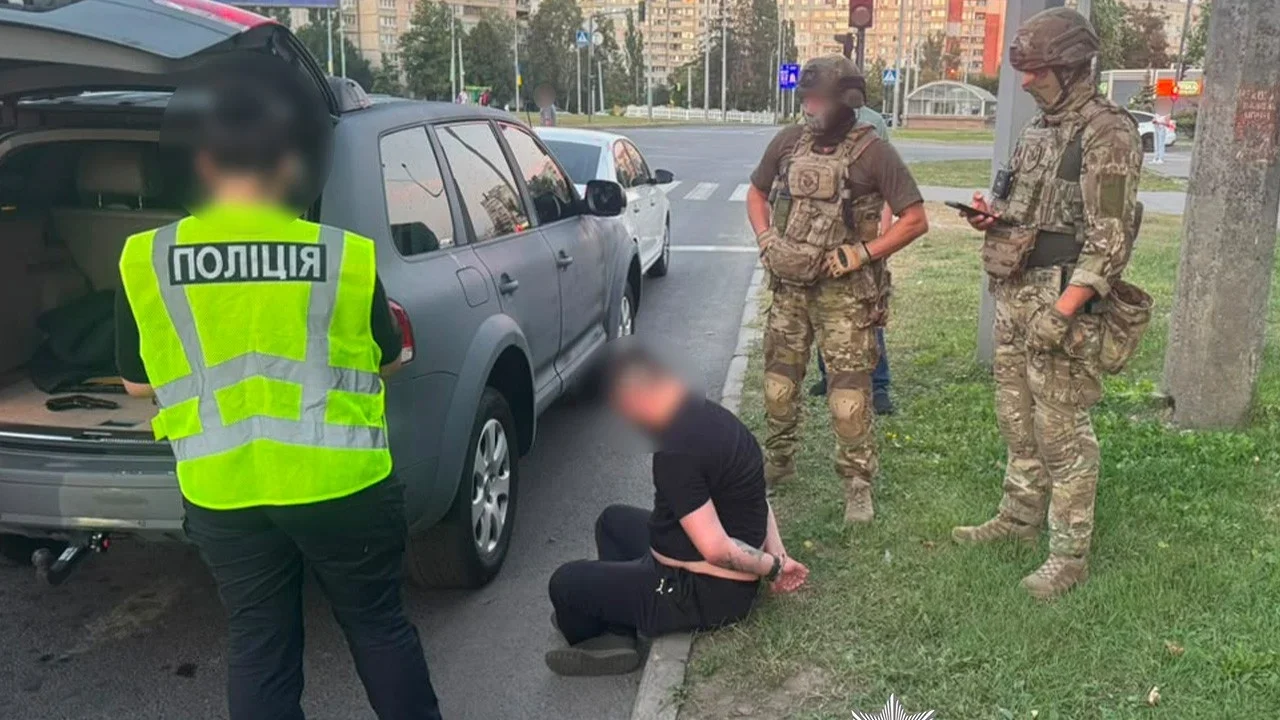 Вимагав 20 тисяч доларів за зняття з військового обліку: на Харківщині затримали військовослужбовця