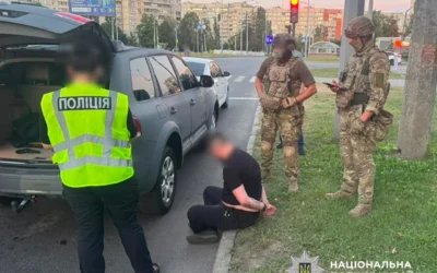 Вимагав 20 тисяч доларів за зняття з військового обліку: на Харківщині затримали військовослужбовця