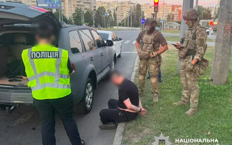 Вимагав 20 тисяч доларів за зняття з військового обліку: на Харківщині затримали військовослужбовця