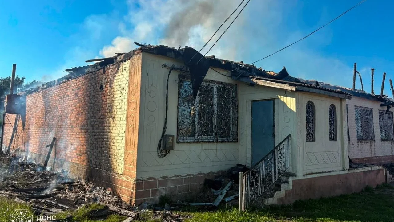 Російський FPV-дрон вдарив по магазину на Куп’янщині: спалахнула пожежа