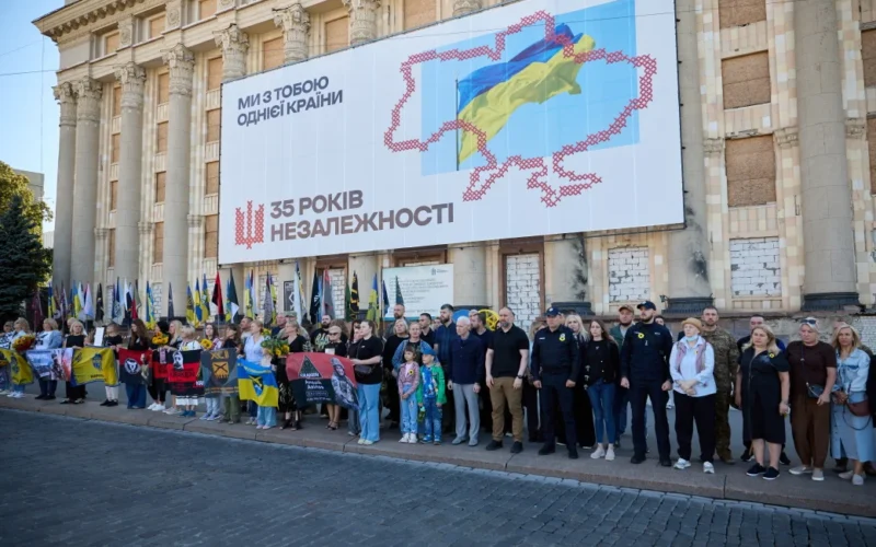 День пам’яті захисників України: у Харкові вшанували полеглих героїв хвилиною мовчання та ініціативою «Стіл пам’яті» (фото)