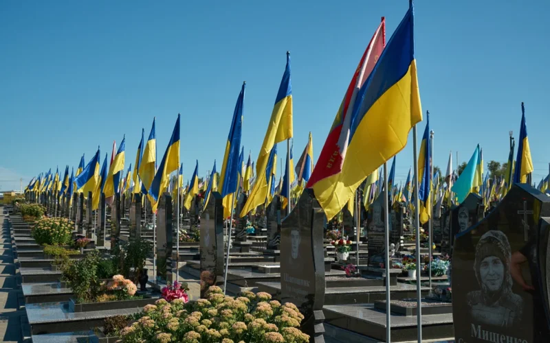У Харкові поклали квіти до могил полеглих захисників України (фото)