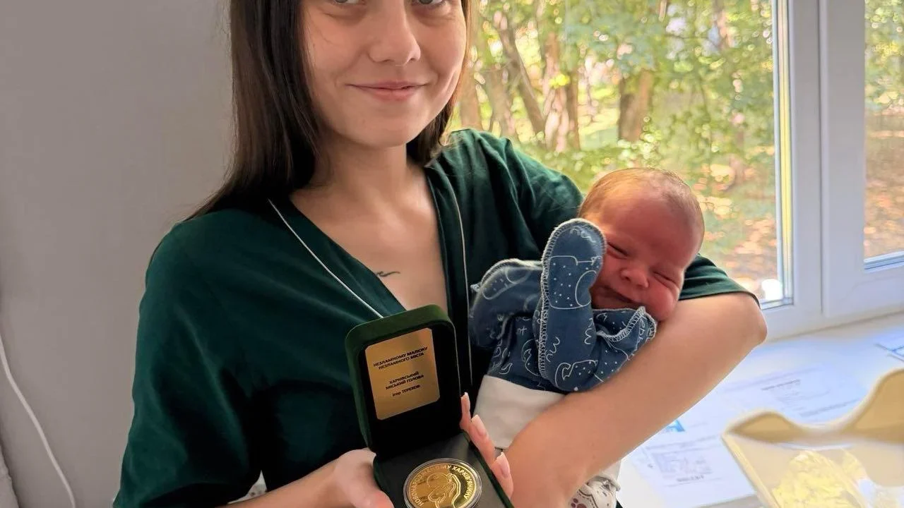 «Новонародженому харків’янину»: родинам у пологових будинках Харкова почали вручати пам’ятні медалі (фото)