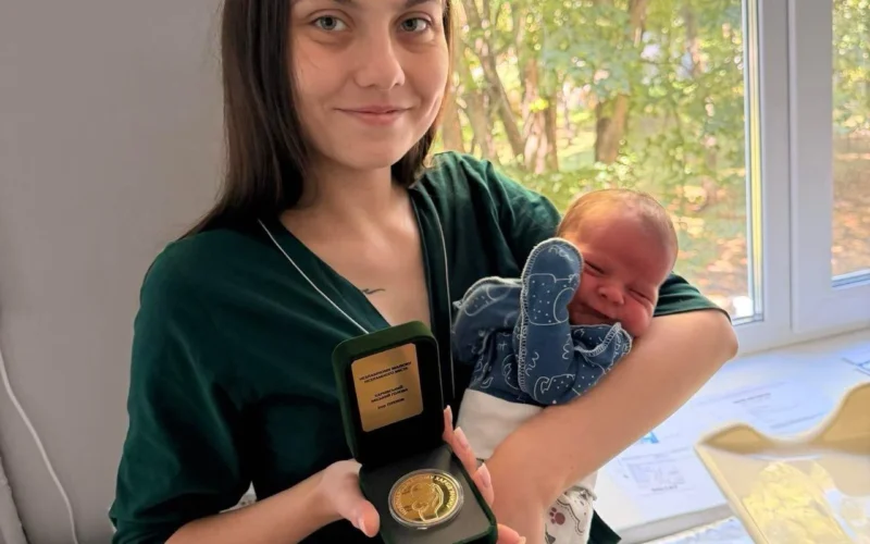 «Новонародженому харків’янину»: родинам у пологових будинках Харкова почали вручати пам’ятні медалі (фото)