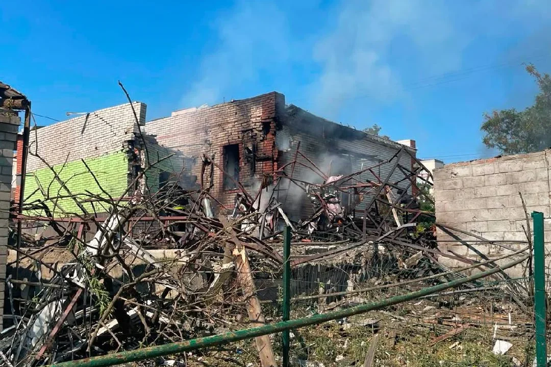 Росіяни завдали ударів по Лозовій та Балаклії: двоє людей загинули, ще 17 дістали поранення (фото)