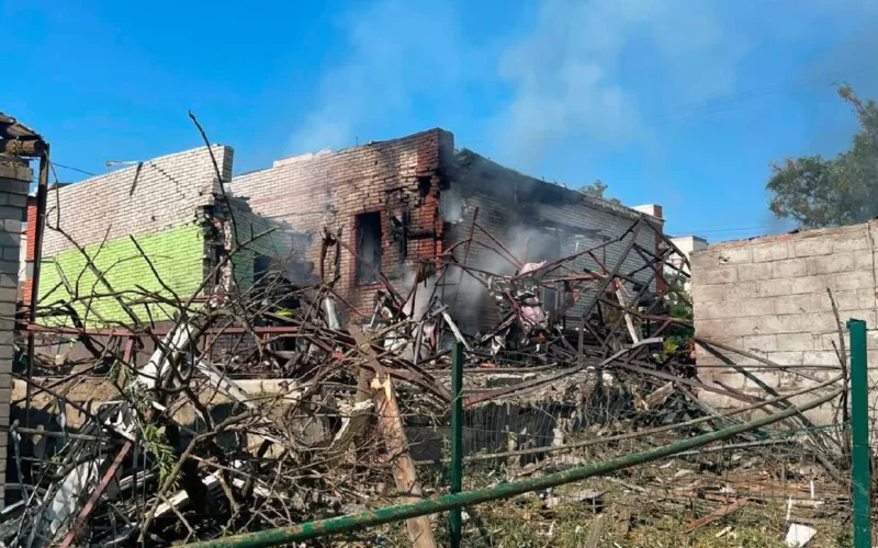 Росіяни завдали ударів по Лозовій та Балаклії: двоє людей загинули, ще 17 дістали поранення (фото)
