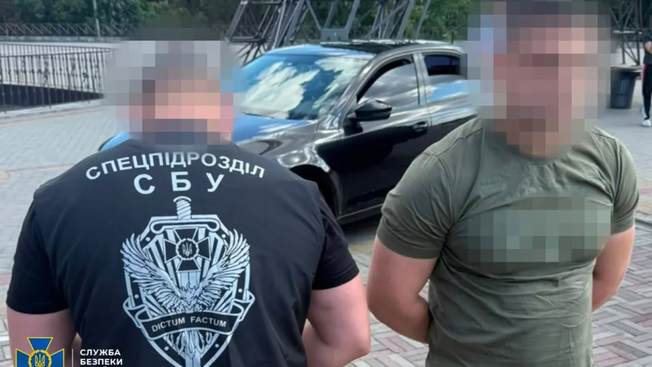 Бронювання та виїзд до ЄС за 8 тисяч доларів: у Харкові затримали офіцера Нацгвардії
