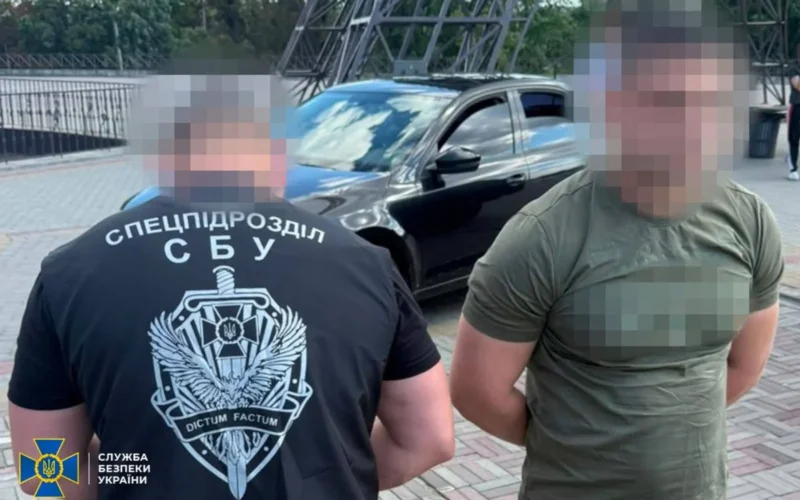 Бронювання та виїзд до ЄС за 8 тисяч доларів: у Харкові затримали офіцера Нацгвардії