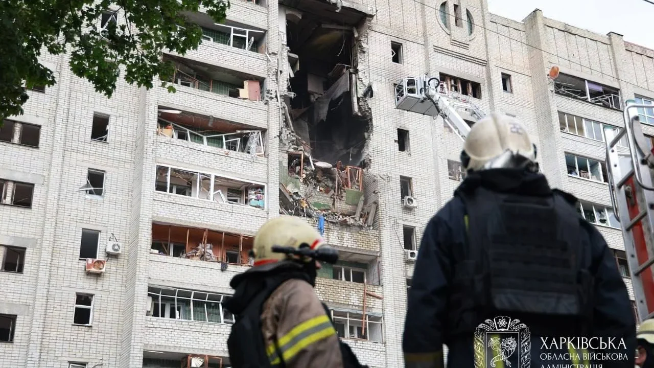 Росіяни влучили у багатоповерхівку в Харкові: двоє людей загинули, 23 поранено (відео)