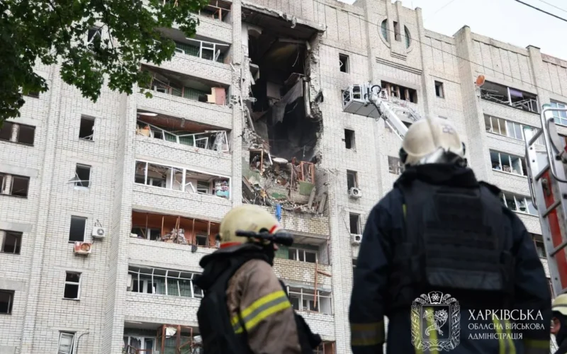 Росіяни влучили у багатоповерхівку в Харкові: двоє людей загинули, 21 поранено (відео)